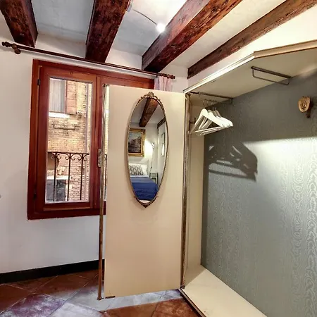 Canal View In Rialto By Wonderful Italy Apartment